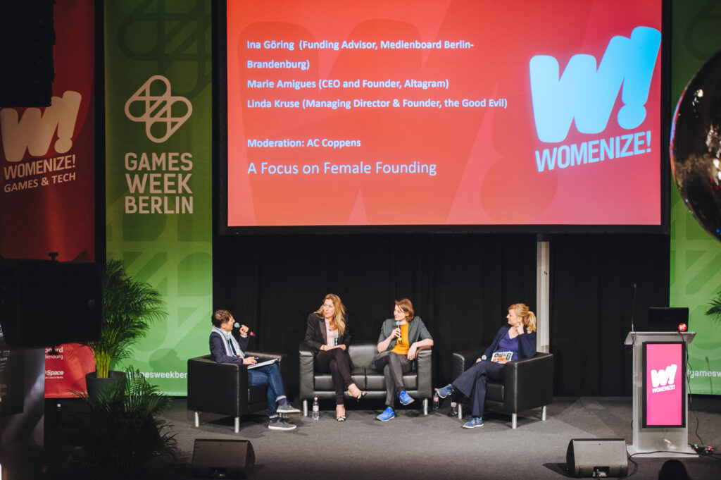 _DSC4150 (c) Grzegorz Karkoszka Photo of speakers during a panel on stage at Womenize! 2018
